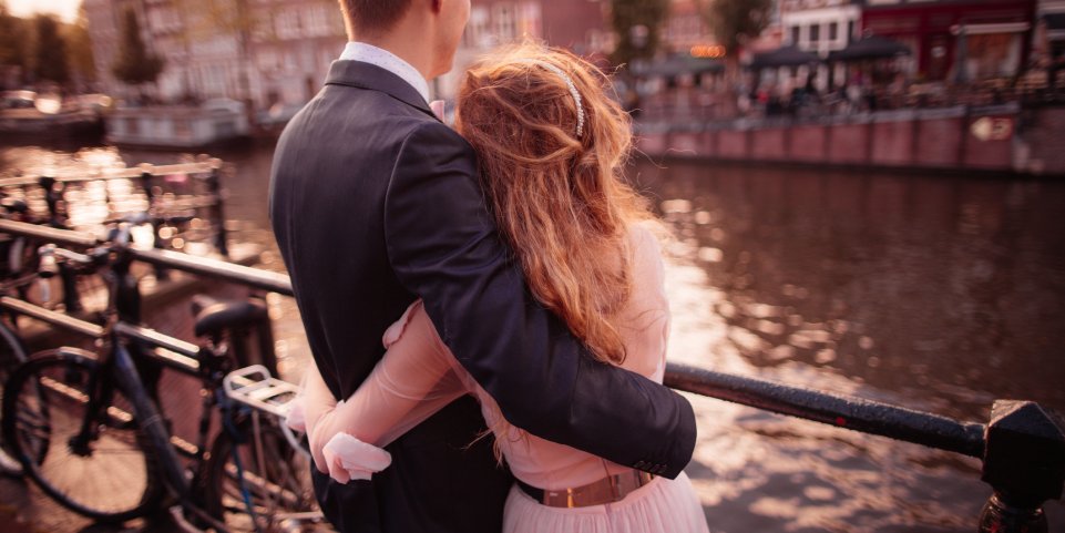couple qui s'enlace sur les quais