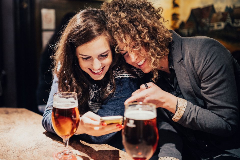Deux filles dans un bar