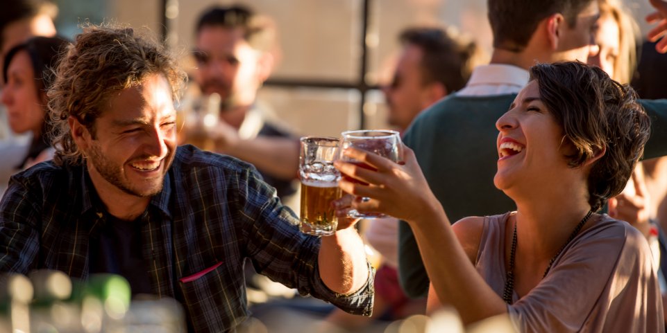 couple qui rigole avec une bière
