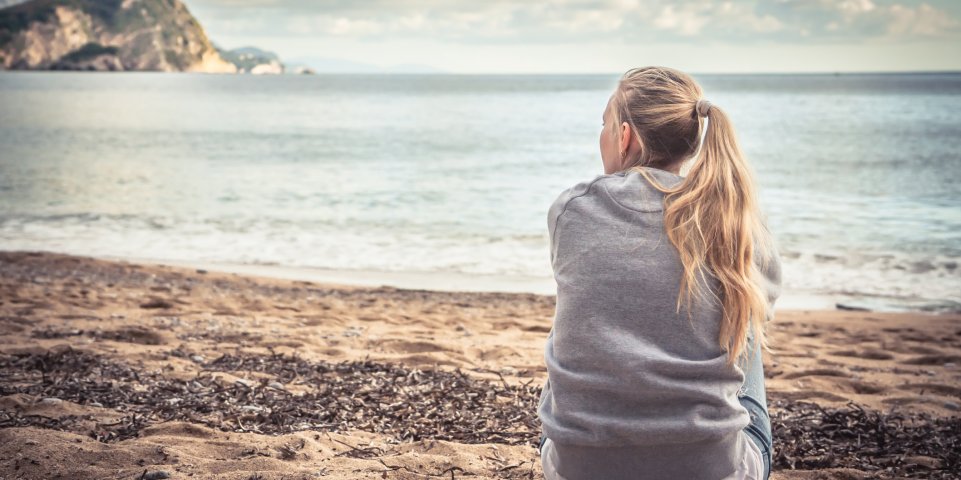 femme qui regarde la mer