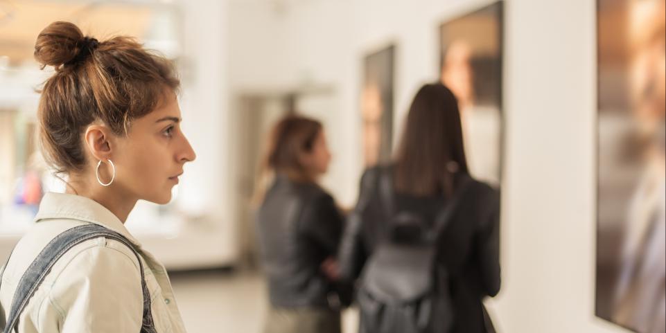 femme à une exposition
