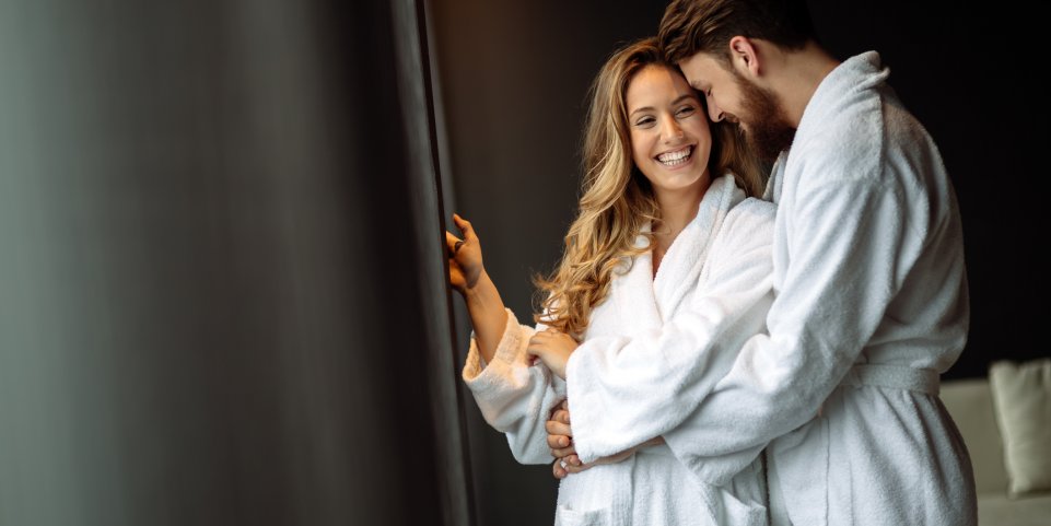 couple en peignoire debout
