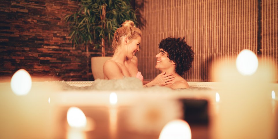 Couple dans un jacuzzi