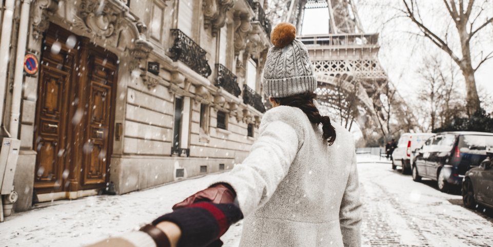Couple romantique à Paris sous la neige