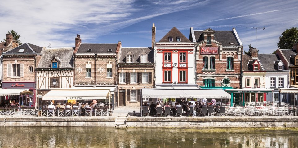 Façades typiques d'Amiens, avec terrasses de restaurants