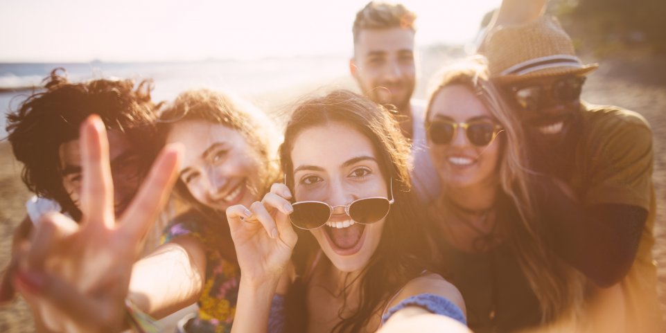 Des amis s'amusent sur une plage