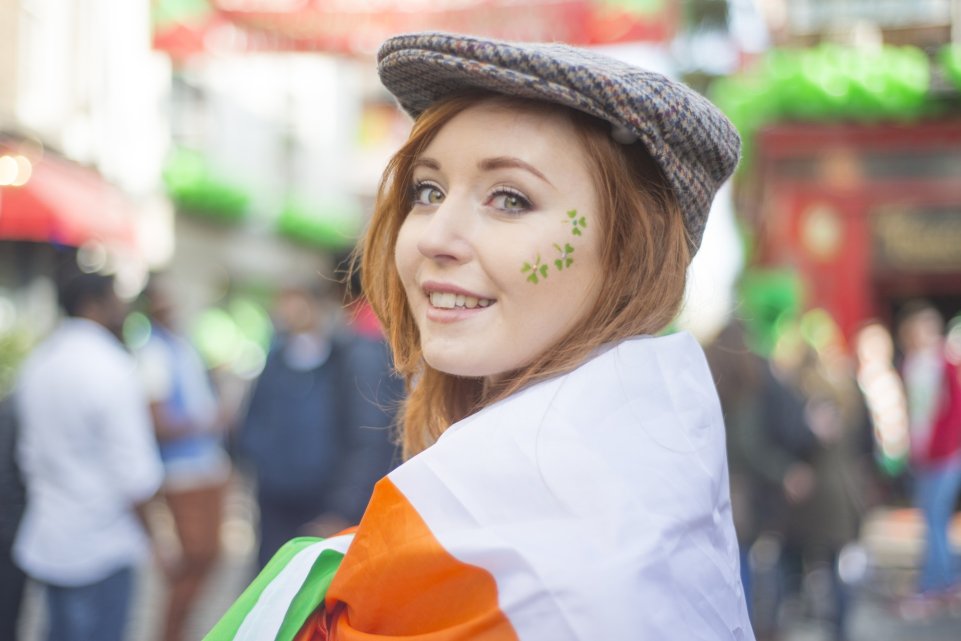 Jeune femme irlandaise drapeau