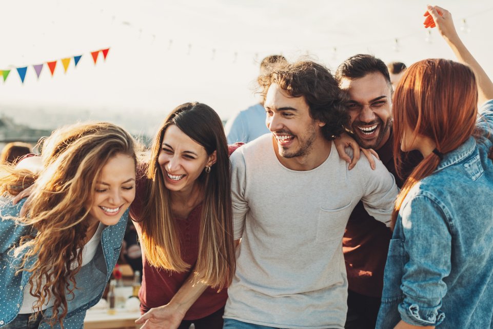 des amis s'amusent sur un rooftop