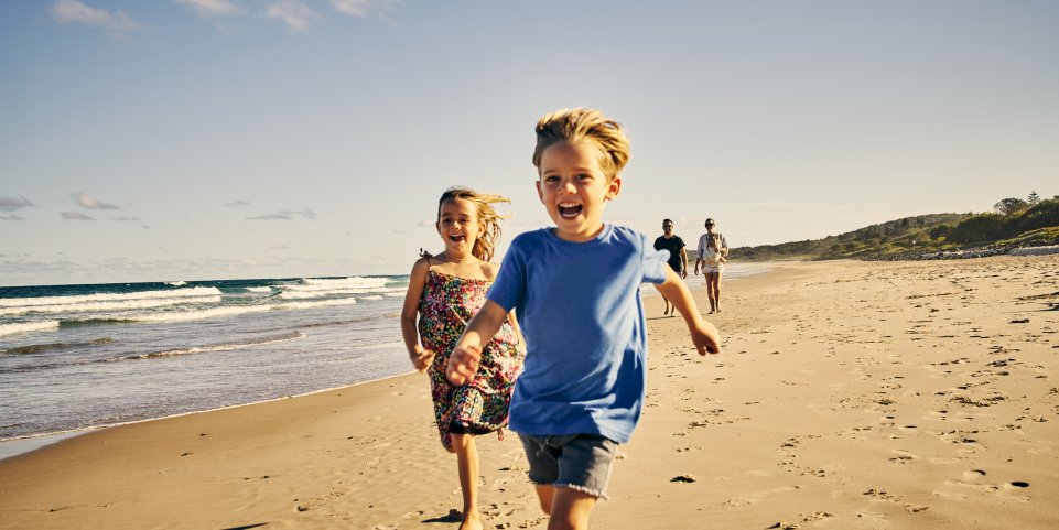 Enfants qui jouent sur la plage