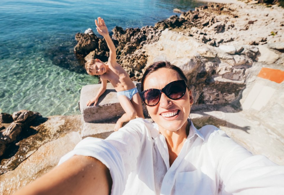 Femme selfie photo mer enfant famille vacances