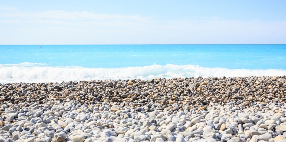 Plage de galets à Nice