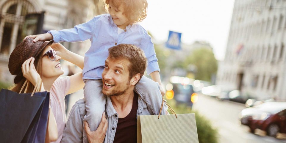 Famille avec enfants dans la rue