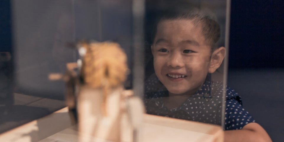 Enfant heureux au musée 