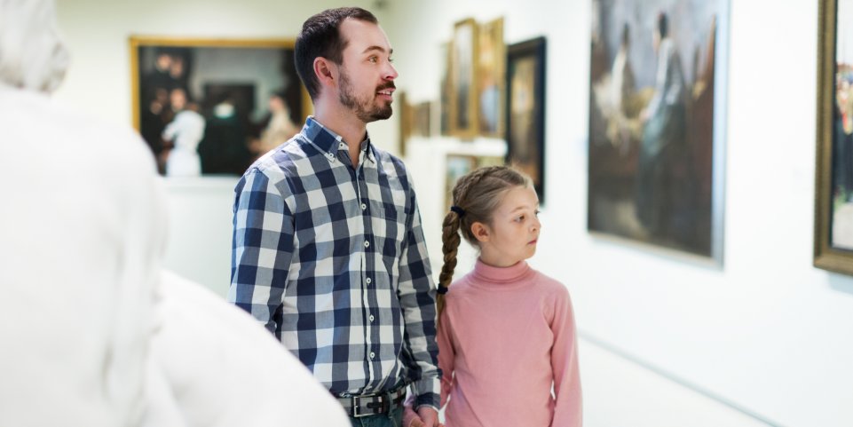 un père et une fille au musée