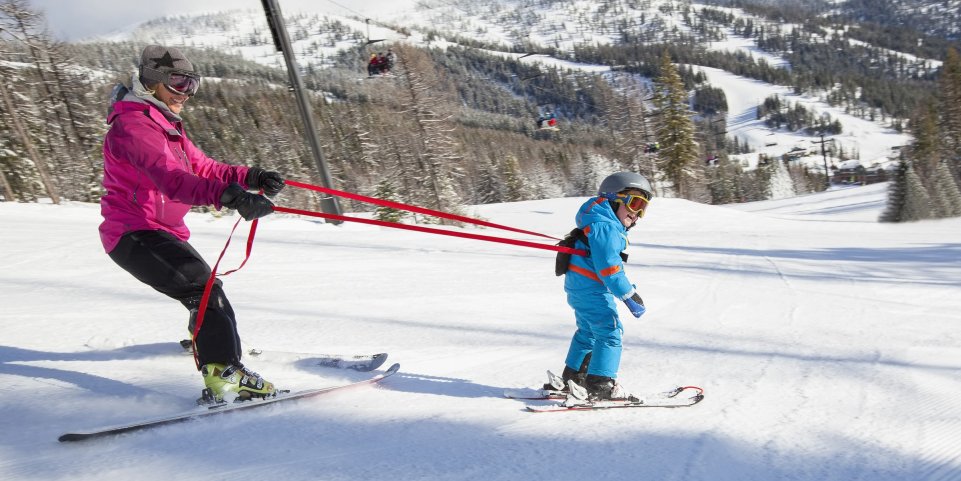 enfant apprend ski