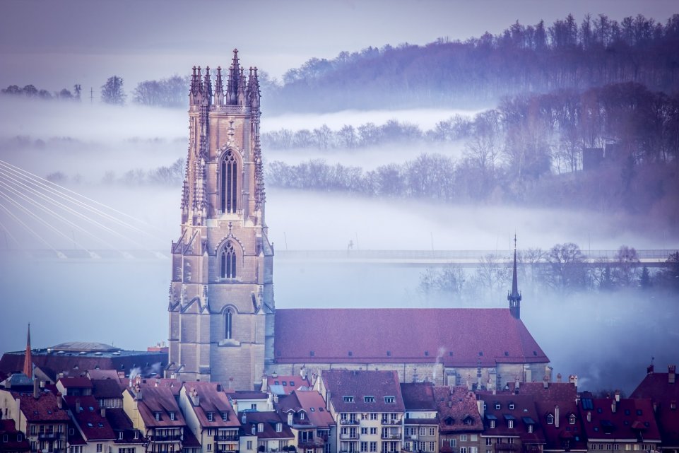 Fribourg Suisse cathédrale gothique brume