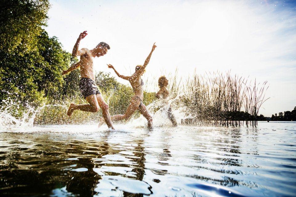 Amis jouant dans l'eau du lac