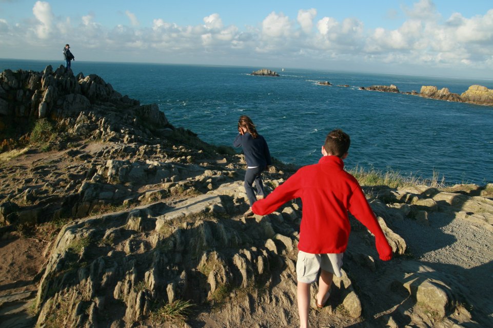 enfants falaises mer 