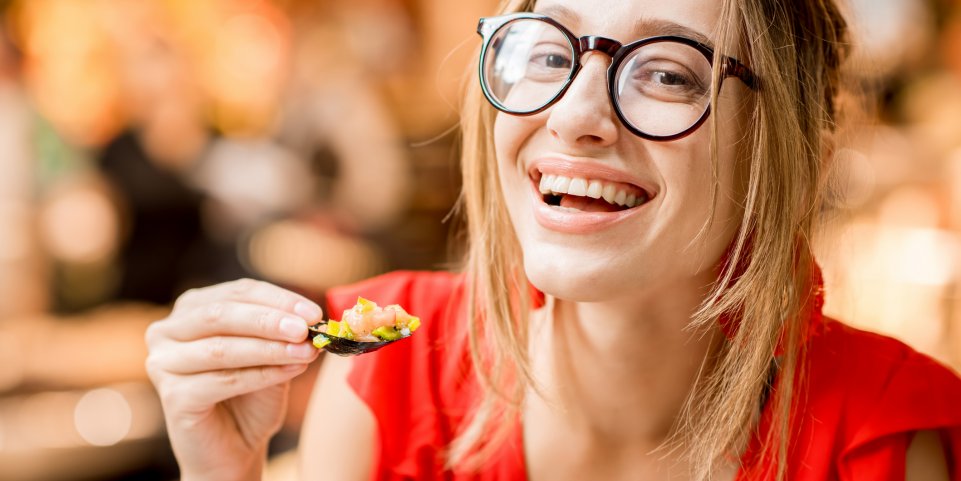 Femme mangeant des moules dans un restaurant