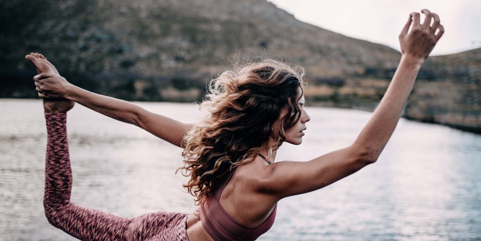 femme qui fait une posture de yoga dehors_COUV_5 activités pour se détendre et déconnecter