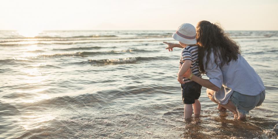 mère et enfant plage soir 