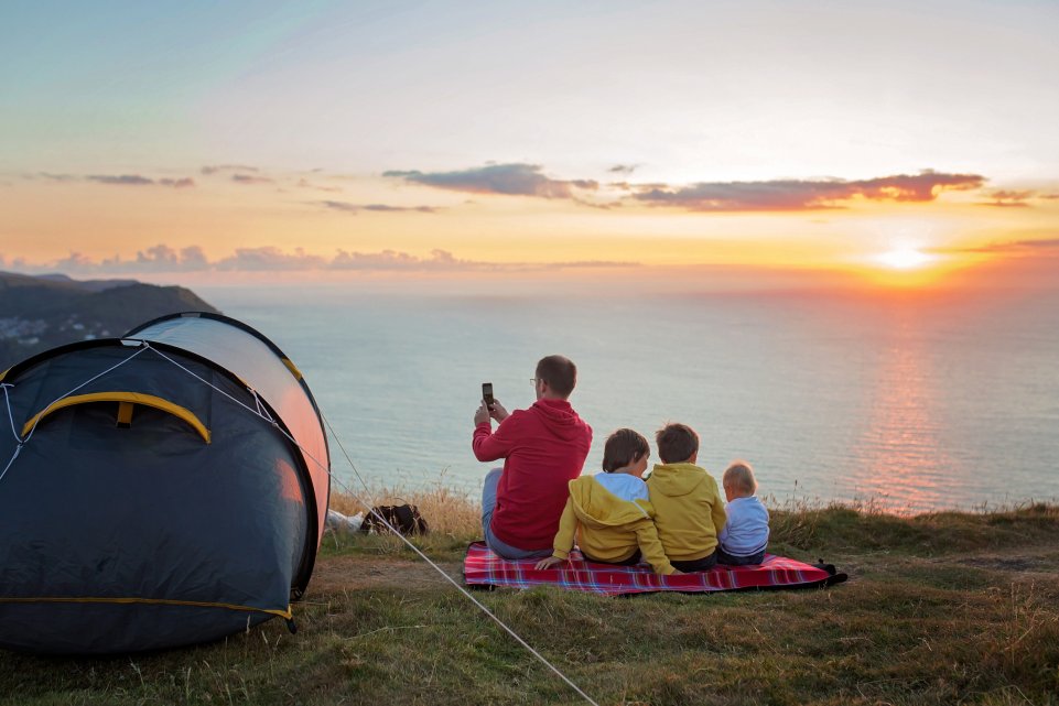 père enfants toile de tente falaise 