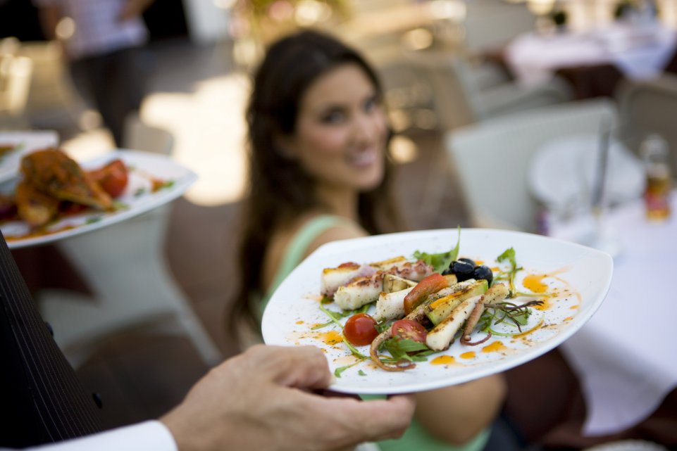 Femme dans un restaurant