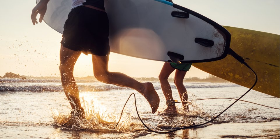 surfeurs amis plage 