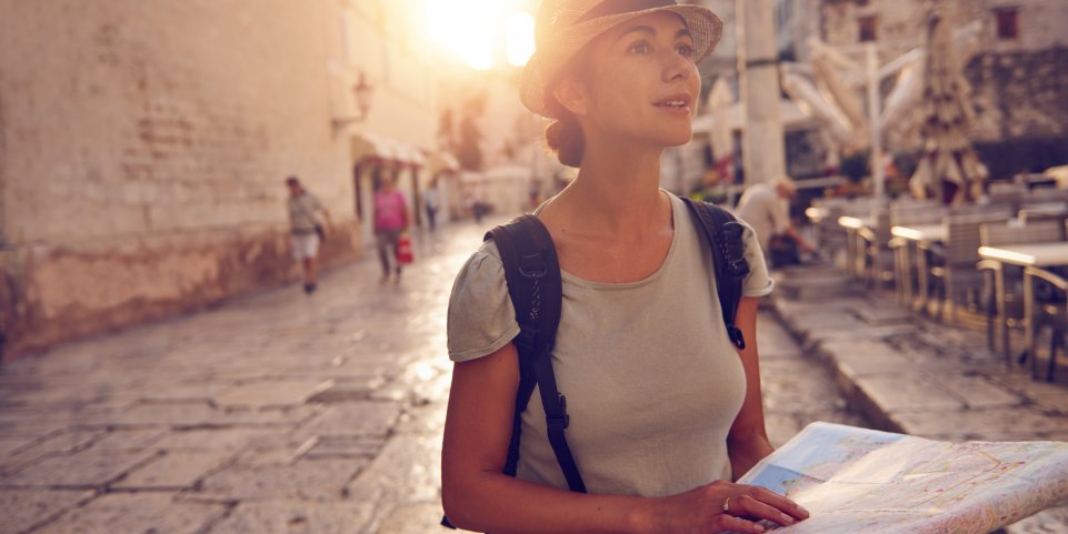 Jeune femme en visite en Croatie