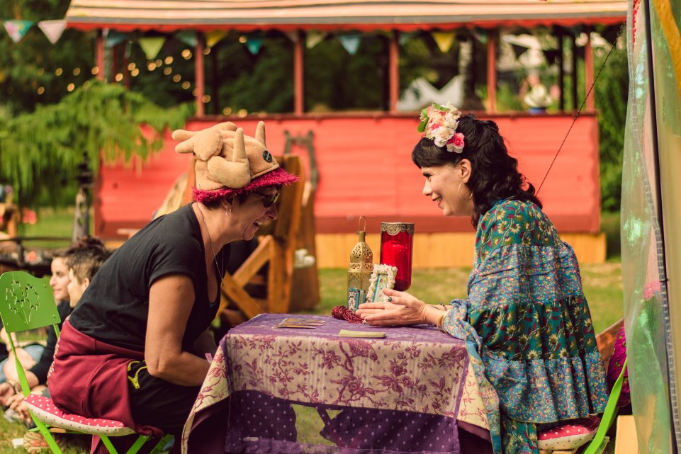 femme qui consulte une voyante au festival du Cabaret Vert