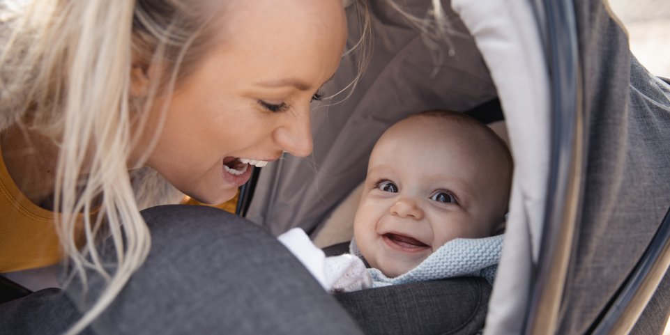bebe avec sa maman