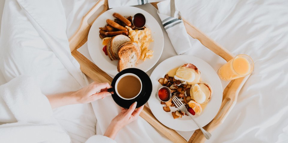 Un petit déjeuner sur un lit
