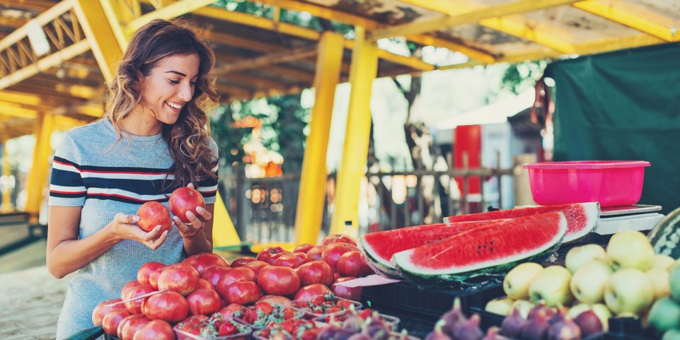 femme au marché fruits