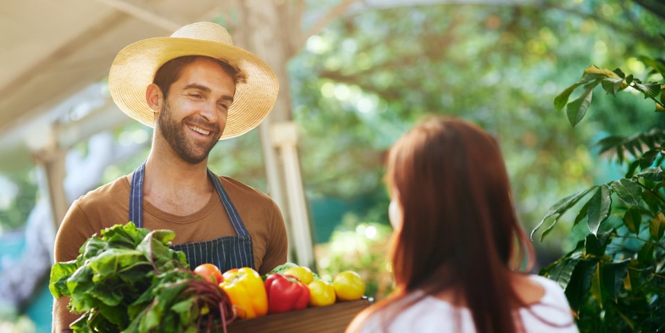 Marché homme et femme légume