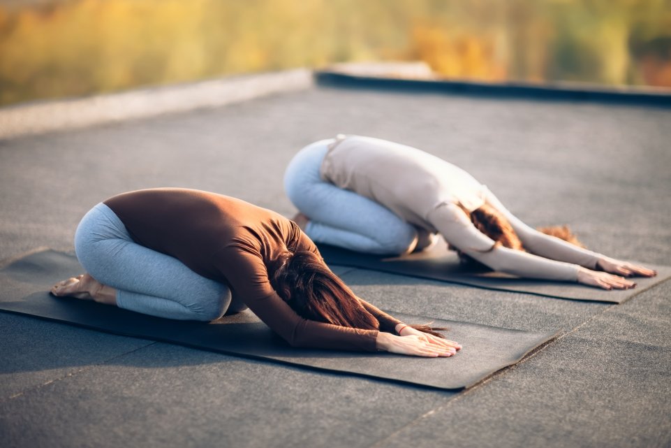 Deux femmes faisant du yoga en extérieur