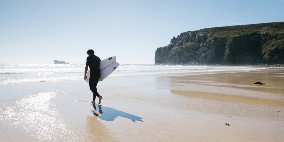 surfeur et sa planche bretagne