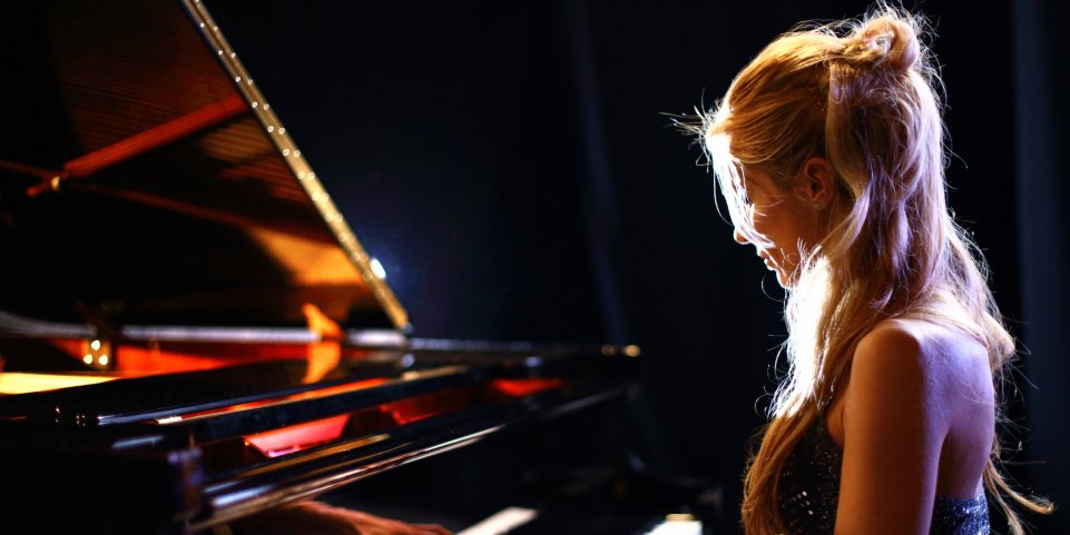 femme concert de piano