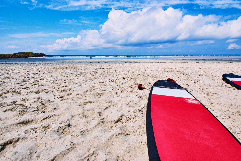 Une planche de surf sur le sable en Bretagne