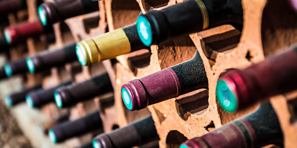 Rangée de bouteilles de vin