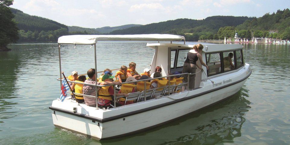 passagers bateau solaire lac de la haute-sûre luxembourg