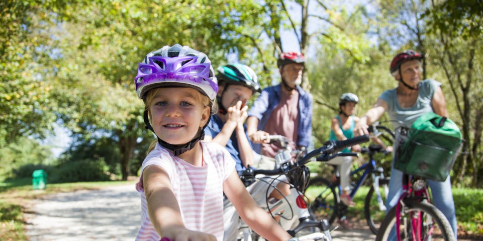 Famille à vélo dans la forêt