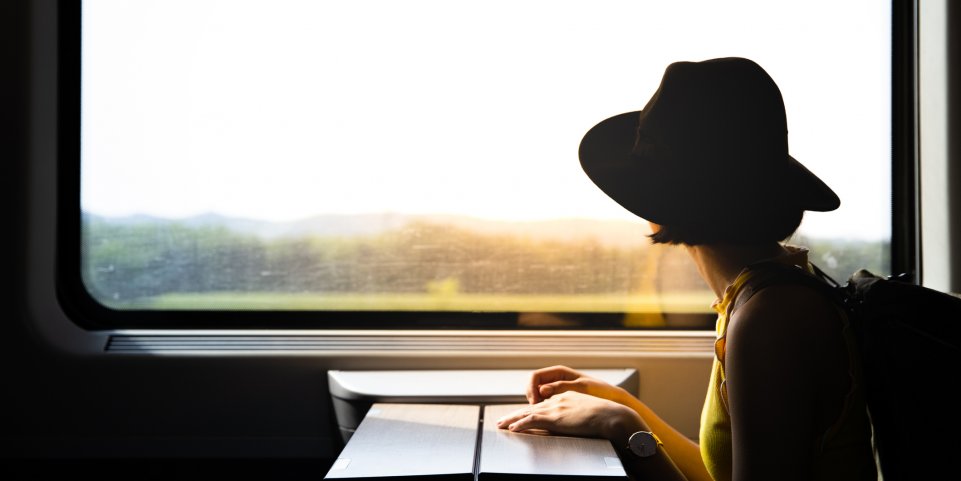 Femme au chapeau dans le train 