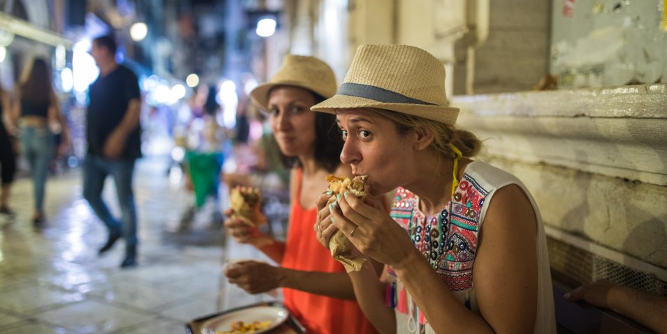 femmes mangent street food