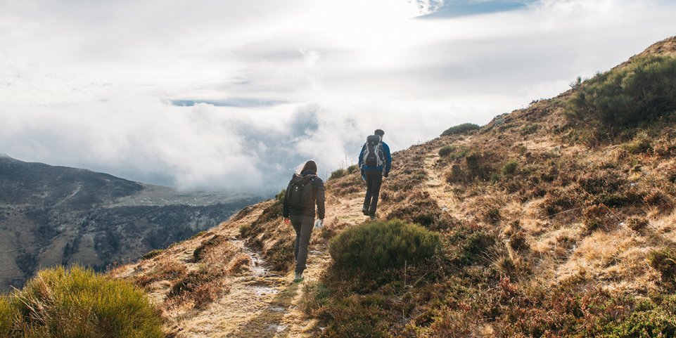 Couple faisant une randonnée en Auvergne