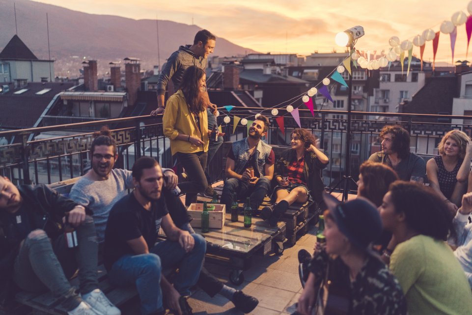 Groupe d'mais sur un rooftop