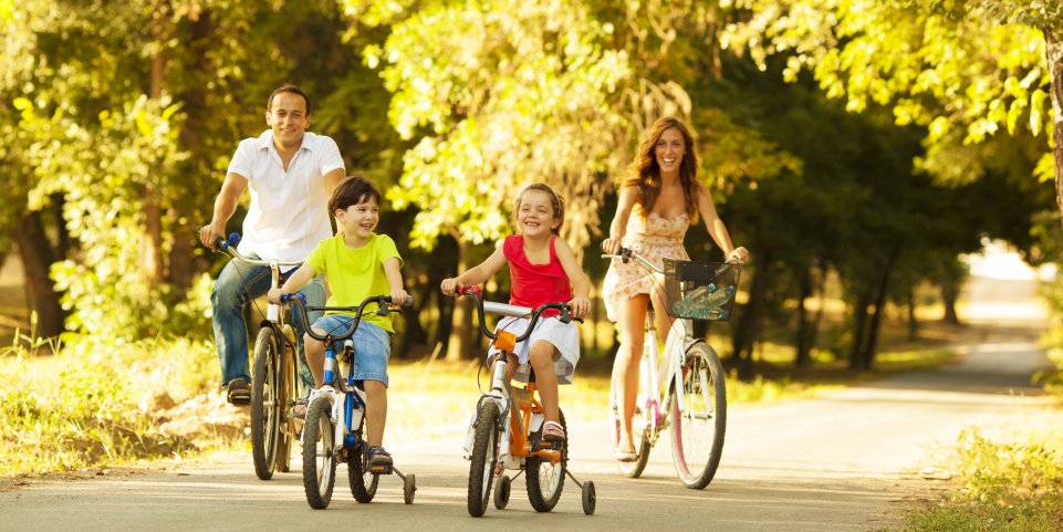 Famille à vélo chemin