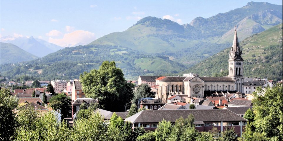 Vue sur la ville de Lourdes et son église 