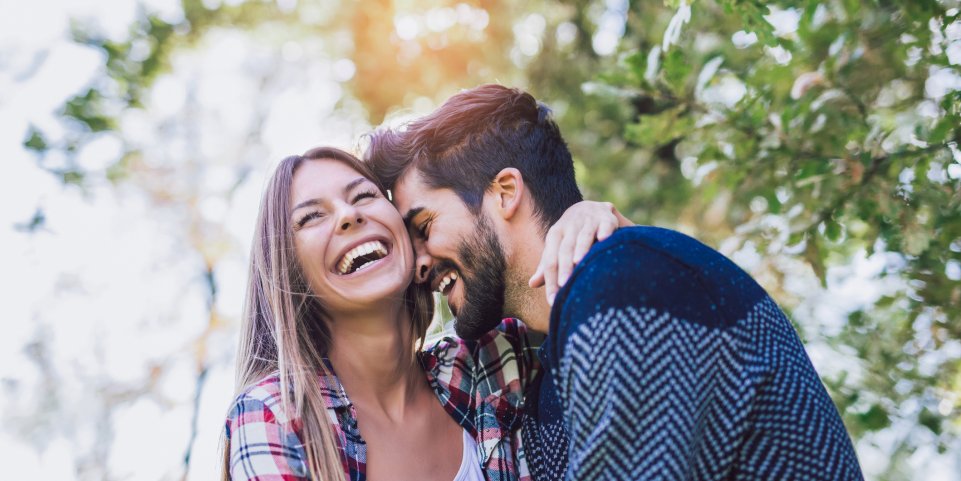 couple heureux dans un parc