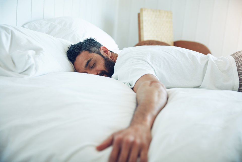 homme qui dort sur le ventre