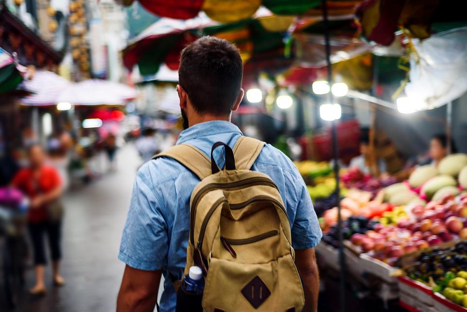 Jeune homme dans un marche